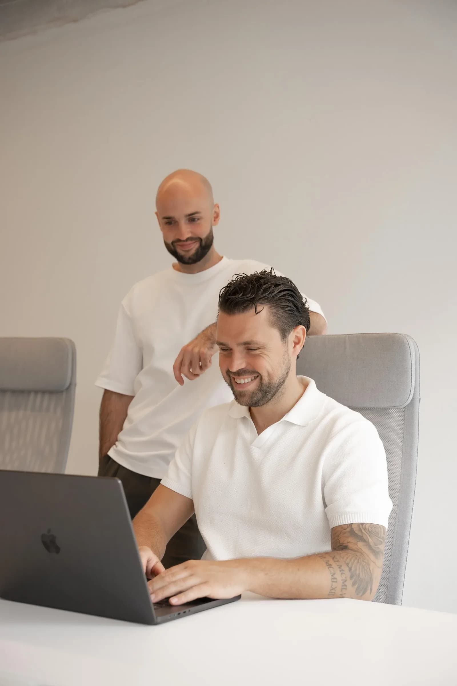 Ivo Peeters en Jaap Meijer, de oprichters van GrowOn, samen aan het werk op kantoor